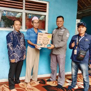 Anggota DPR-RI Komisi VII Fraksi Partai Demokrat Salurkan Bantuan Rice Cooker Di Hadiri Kades Mekar Jaya