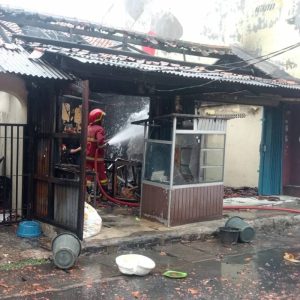 UPT Damkar Ciledug Kota Tangerang Siap Memadamkan Kebakaran Tiga Bangunan di Pondok Pucung.