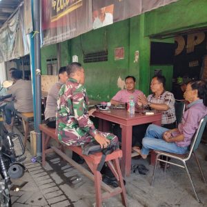 Babinsa Wonokusumo Bersama Tiga Pilar Gelar Komsos di RW 10 untuk Antisipasi Banjir