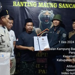 Amsar Acay Menerima SK (Surat Keputusan) dari Ketua PAC PPBNI Kecamatan Rajeg