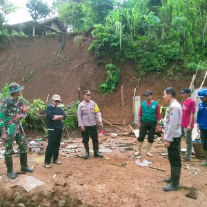 Polres Ponorogo Kirim Bantuan untuk Warga Terdampak Tanah Longsor