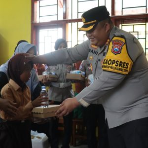 Sukseskan Program Asta Cita, Kapolres Pamekasan Kunjungi SLB PGRI Berbagi Makan Siang Gratis