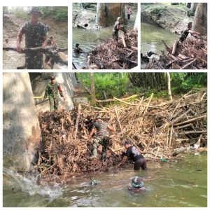 Sigap Dan Tanggap, Anggota Koramil 15/Geger Bersama Warga Bersihkan Sungai Dari Sampah