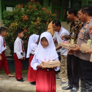 Dukung Generasi Cerdas, Polres Pacitan Bagikan Makanan Bergizi Gratis untuk Pelajar Sekolah Dasar