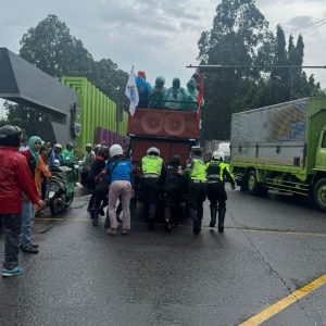 Personel Satlantas Polresta Tangerang Membantu Kendaraan Mogok Milik Peserta Aksi Buruh   