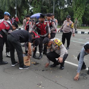 Selesai Aksi Buruh, Wakapolresta Tangerang Arahkan Personel untuk Bersihkan Sampah