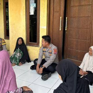 Kunjungi ibu-ibu di wilayah binaan Kapolsek dan Bhabinkamtibmas untuk menyampaikan pesan-pesan keamanan