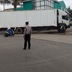 Pembatasan Kendaraan Selama Libur Nataru, Polresta Tangerang Memutar Balik Kendaraan Angkutan Barang   