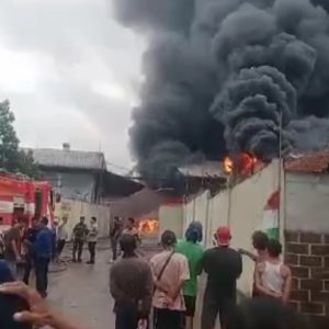 Kebakaran pabrik pengolahan Minyak di Mekar Jaya
