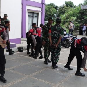 Selesai Aksi Buruh, Personel Polresta Tangerang Lakukan Pembersihan Sampah   