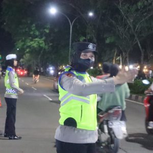 Tingkatkan Rasa Aman Selama Libur Nataru, Polwan Polresta Tangerang Lakukan Patroli di Area Keramaian