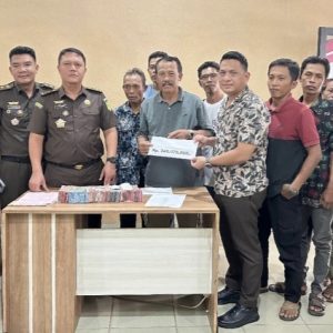 Kejari Lampung Timur Menerima Penyerahan Uang Ganti Rugi Proyek Bendungan Marga Tiga Sebesar 248 Juta