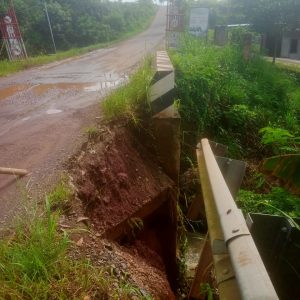 Dinding jembatan terlepas, berpotensi menyebabkan longsor
