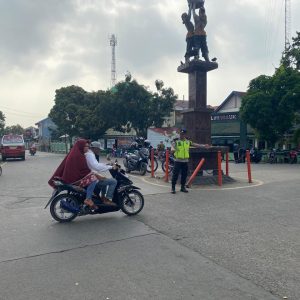 Anggota Bhabinkamtibmas Polsek Mauk Gatur Lalin Sore Hari Perempatan Tugu Mauk