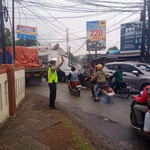 Anggota Lalulintas Polsek Tigaraksa Gatur Lalin Pagi Hari