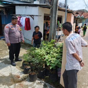 Bhabinkamtibmas Desa Jayanti Melakukan Sambang Sekaligus Melihat Pekarangan Bergizi Di Wilayah Binaan   