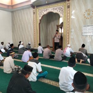 Kapolsek Kresek beserta jajarannya Laksanakan Sholat Jumat Keliling di Desa Cibetok sekaligus memberikan pesan-pesan Kamtibmas