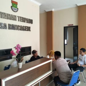 Aipda Dimas H sambangi kantor Desa sebagai bentuk menjalin Sinergitas dengan Aparatur Desa Rancagede   