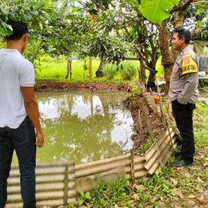 Bhabinkamtibmas Polsek Kresek Aiptu Sukarna lakukan Pendataan Pekarangan Lestari di Desa Patrasana dalam mendukung Program Ketahanan Pangan
