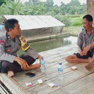 Aiptu Sukarna kunjungi Tokoh Masyarakat di Desa Cibetok guna menjalin Tali Silaturahmi dengan para Sesepuh