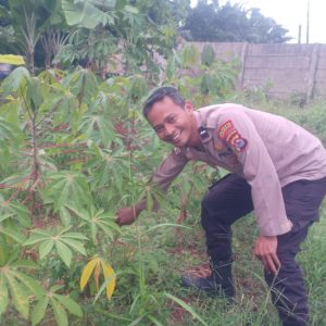 Aipda Bayu Bhabinkamtibmas Polsek Tigaraksa Ajak Warga Dukung Ketahanan Pangan Nasional