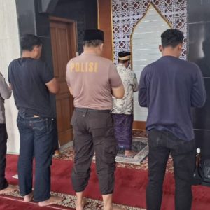 Personil Polsek Balaraja Polresta Tangerang Laksanakan Sholat Dzuhur Berjamaah di Mushola Ar-Rafi Kecamatan Balaraja Darkum Polsek Balaraja    