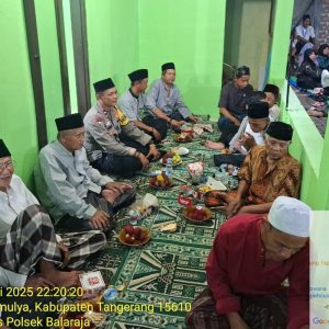 Bhabinkamtibmas Polsek Balaraja Aipda Rahmat Menghadiri Peringatan Isra Mi’raj di Mushola Darul Muttaqin Desa Kaliasin Kec. Sukamulya 