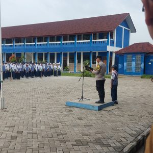 Bhabinkamtibmas Polsek Balaraja Aipda Kodir Giat Sambang DDS dan Sosialisasi Bullying Sekaligus Menjadi Pembina Upacara di Sekolah SMP 4 Balaraja Darkum Polsek Balaraja 