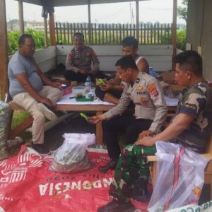 Anggota Polsek Kresek lakukan Sinergitas TNI-Polri dengan masyarakat yang sangat kokoh, menentukan Harkamtibmas di Desa Renged