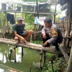 Aiptu Sukarna lakukan Pendataan Pekarangan Lestari di Desa Patrasana dalam mendukung Program Ketahanan Pangan