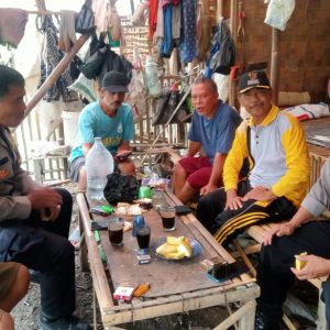 Ipda Marwata, SH bersama Aiptu Sukarna kunjungi Tokoh Masyarakat di Desa Patrasana guna menjalin Tali Silaturahmi dengan para Sesepuh