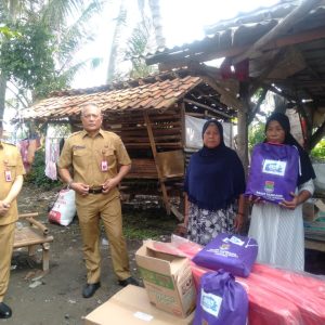 Pj Bupati Kabupaten Tangerang Andy Oni Meninjau Rumah Ibu Nuriyah Dan Memberikan Bantuan    