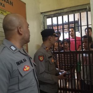 Pawas IPTU Bambang Triyogo Beserta Anggota SPKT Polsek Cisoka Polresta Tangerang Polda Banten Mengecek Rutin Ruang Tahanan.   