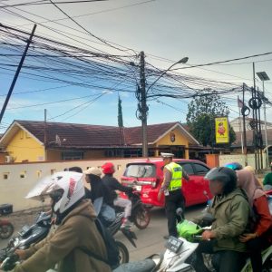 Anggota Lalulintas Polsek Tigaraksa Gatur Lalin Sore Hari