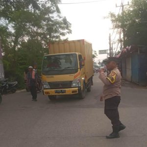 Anggota Bhabinkamtibmas Polsek Tigaraksa Gatur Lalin Sore Hari