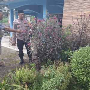 Aipda Rahmat Bhabinkamtibmas Polsek Balaraja Ajak Warga Binaan Melakukan Pemanfaatan Lahan Pekarangan Rumah Bidang Ketahanan Pangan (Tanaman Hias)