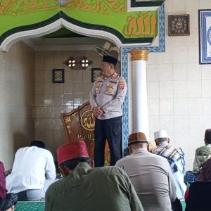 Kapolsek Kresek beserta jajarannya Laksanakan Sholat Jumat Keliling di Desa Gunung Kaler sekaligus memberikan pesan-pesan Kamtibmas   
