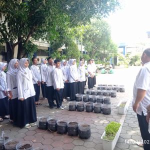 SMPN 3 Cikupa Melaksanakan Kegiatan Urban Farming Dengan Menanam Bermacam-Macam Jenis Tanaman