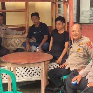 Sinergitas TNI-Polri dengan Masyarakat, Kanit Samapta Polsek Kresek bersama Anggota Polsek Kresek lakukan kegiatan Sambang di Desa Cipaeh   