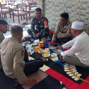 Tokoh Masyarakat Desa Rancagede kerap dikunjungi Anggota Polsek Kresek dan Anggota Koramil 07 Kresek menjalin Tali Silaturahmi   