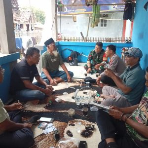 Aipda UCU M kunjungi warga di Desa Renged dalam rangka menjalin Sinergitas TNI-Polri dengan warga di Desa   