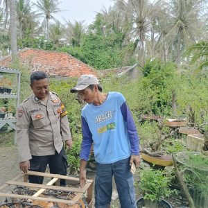 Bhabinkamtibmas Desa Margamulya Bripka Rijal Gelar Program Kapolda Banten Poliran dan Pendataan Pekarangan Lestari