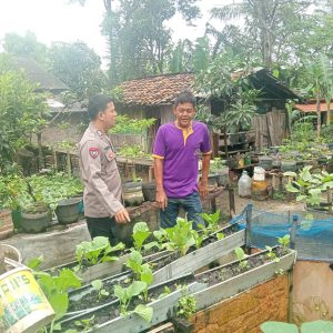 Bripka Yudi Apriyadi Bhabinkamtibmas Polsek Balaraja Ajak Warga Binaan Melakukan Pemanfaatan Lahan Pekarangan Rumah
