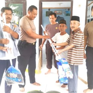 Menjalin Sinergitas dan bentuk kepedulian kepada masyarakat, Kapolsek Kresek Polresta Tangerang bersama-sama membersihkan Musholah di Desa Kresek   