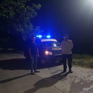 Mengantisipasi terjadinya Gangguan Kamtibmas di Malam Hari, Bripka Rijal dan Briptu Saepudin lakukan Patroli mobile   