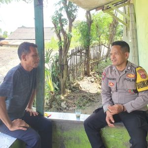 Upaya menjalin sinergi dengan masyarakat dilakukan oleh Bripka Dadang S melalui kegiatan Sambang di Desa Kandawati