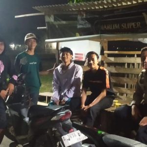 Pastikan keamanan wilayah, Aipda Arif Nur, SH melaksanakan kegiatan Patroli Mobile pada malam hari di Desa Tamiang