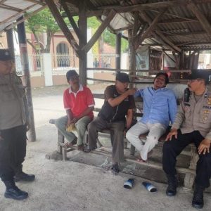 Patroli Polsek Arjawinangun Polresta Cirebon melakukan dialogis bersama Ojek Kamtibmas di Desa Kebonturi