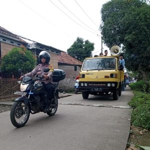 Bhabinkamtibmas Polsek Balaraja Aipda Rahmat Melaksanakan Pengamanan dan Keamanan Jalur Pawai Acara Isra Mi’raj di Desa Binaan