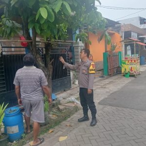 Bripka Yudi Apriadi Bhabinkamtibmas Polsek Balaraja Melakukan Pemanfaatan Lahan Pakarangan Bidang Ketahanan pangan (Mangga & Cabe) di Desa Telagasari 